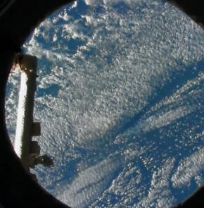 探索纪录片《宇航员90分钟环游世界 Around the World in 90 Minutes》下载-零三纪录片资源网