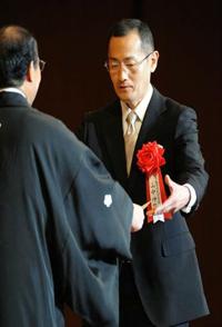 55岁 下定决心的挑战 通往诺贝尔奖之路 研究学者 山中伸弥 行家本色的海报